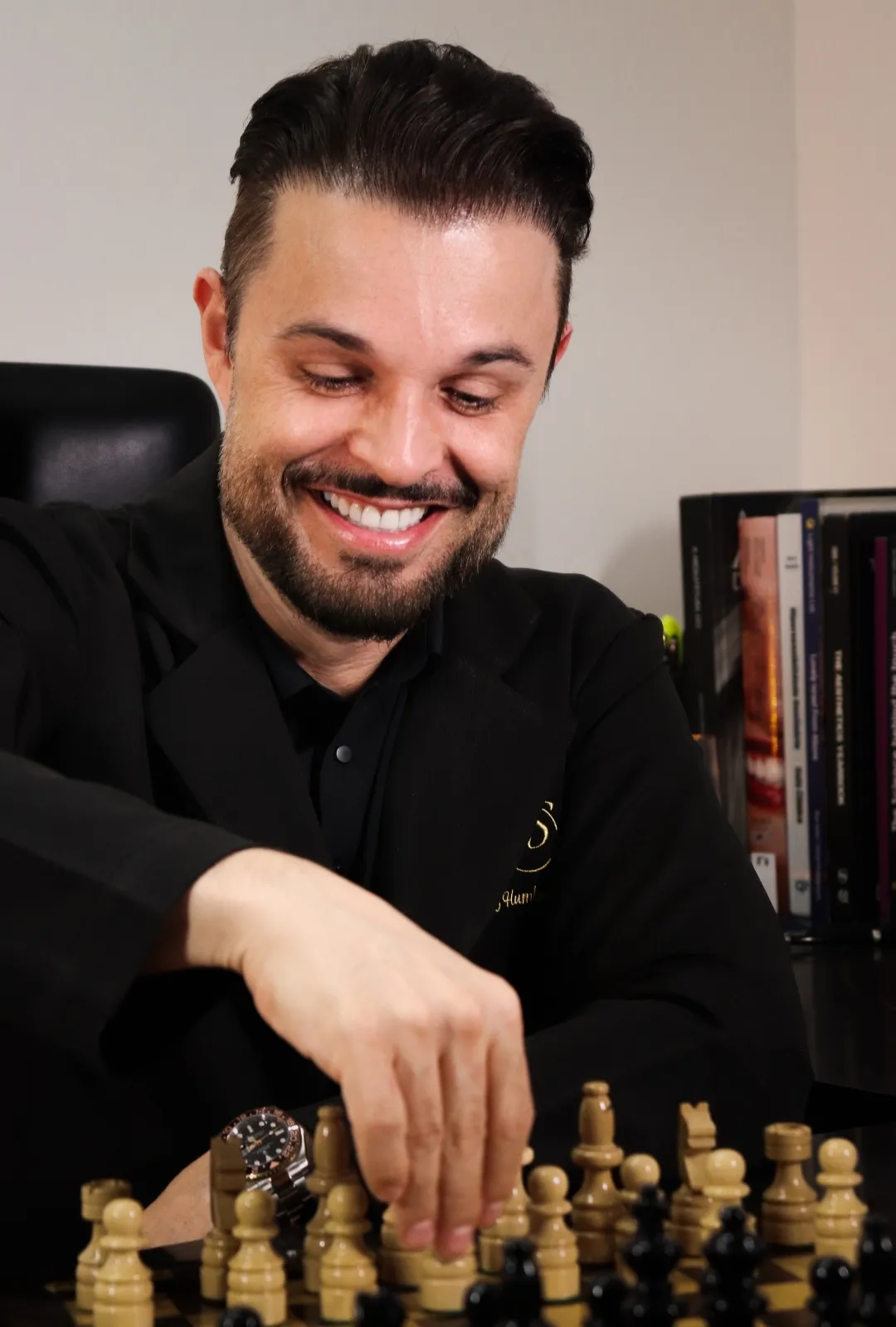 Dr. João Salgado sorrindo durante uma partida de xadrez